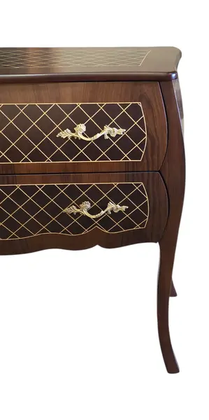 Foto de um(a) Comoda Bombê Xadrez Marchetaria e Bronze, da categoria de Cômodas e Sapateira. Esta magnífica cômoda estilo Bombê destaca-se pelo seu design curvilíneo imponente e pela riqueza de seus detalhes. O grande... Mostrado de uma perspectiva diferente. Vendido no marketplace Trésors.