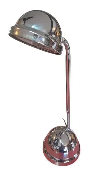 Foto de um(a) Luminária de Mesa Vintage Articulada Cromada, da categoria de Abajures. Esta luminária de mesa apresenta um acabamento cromado de alto brilho, ideal para quem busca um toque Industrial para o... Vendido no marketplace Trésors.