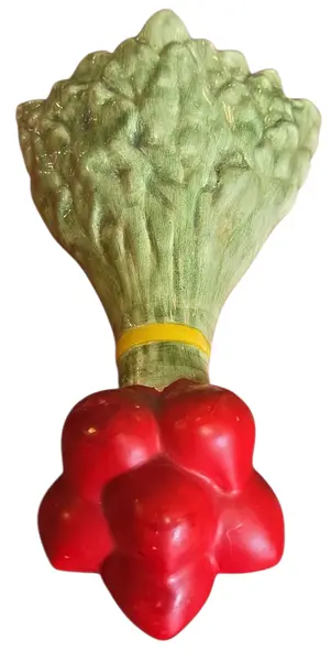 Foto de um(a) Vaso de Parede Antigo Rabanete em Faiança, da categoria de Floreira de parede. Exclusivo vaso de parede (pocket wall vase) em faiança vitrificada, moldado em formato figurativo de um maço de rabanetes.... Mostrado de uma perspectiva diferente. Vendido no marketplace Trésors.