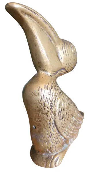 Foto de um(a) Pelicano Sereno: Escultura em Bronze com Bico Característico, da categoria de Escultura. Esta elegante escultura em bronze capta a essência da tranquilidade e da curiosidade do pelicano. Meticulosamente... Mostrado de uma perspectiva diferente. Vendido no marketplace Trésors.