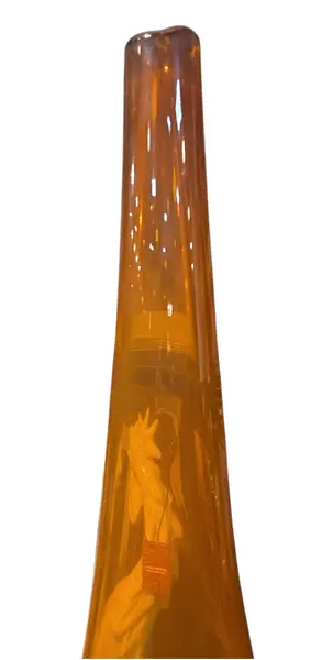 Foto de um(a) Vaso Murano Laranja, da categoria de Vasos. Cada curva deste vaso conta uma história de fogo e sopro. Feito artesanalmente, este Murano carrega a alma da tradição... Mostrado de uma perspectiva diferente. Vendido no marketplace Trésors.