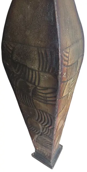 Foto de um(a) Vaso de chão em metal, da categoria de Cachepot. Adicione sofisticação e presença ao seu ambiente com este imponente vaso de chão.Mede: 17x17x93cm de altura. Mostrado de uma perspectiva diferente. Vendido no marketplace Trésors.