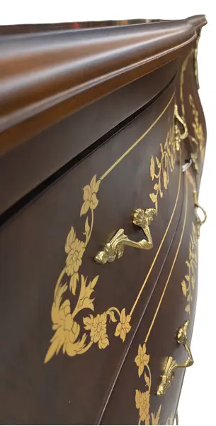 Foto de um(a) Balcão Buffet Bombê Antigo em Madeira Nobre com Marchetaria e Bronze, da categoria de Aparadores e Buffet. Excepcional Balcão Buffet Bombê com Rica Marchetaria e Bronze Uma obra-prima do mobiliário clássico, este balcão buffet une... Mostrado de uma perspectiva diferente. Vendido no marketplace Trésors.