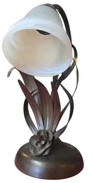 Foto de um(a) Abajur Art Nouveau em Latão Maciço – Elegância Orgânica e Design Atemporal, da categoria de Abajures. Ilumine seu ambiente com a maestria do movimento Art Nouveau. Este abajur em latão polido celebra a harmonia entre a... Mostrado de uma perspectiva diferente. Vendido no marketplace Trésors.