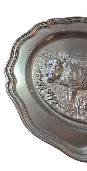 Foto de um(a) Prato Decorativo Alemão Rein Zinn – Estanho Puro Colecionável, da categoria de Pratos Decorativos. Adicione um toque de história alemã à sua decoração com este prato em estanho puro (Rein Zinn). Esta peça vintage destaca-se... Mostrado de uma perspectiva diferente. Vendido no marketplace Trésors.