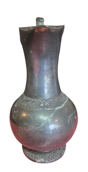 Foto de um(a) Rara Jarra em Estanho Século XIX - Decoração Europeia Antiga, da categoria de Jarros. Relíquia em Estanho do Século XIX Esta imponente jarra em estanho é um exemplar autêntico do século XIX, apresentando o... Mostrado de uma perspectiva diferente. Vendido no marketplace Trésors.