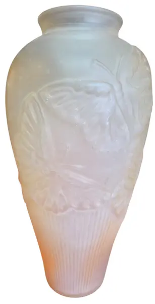Foto de um(a) Vaso em Vidro Acetinado Fosco - Borboletas, da categoria de Vasos. Magnífico vaso em vidro artístico com acabamento satinê (fosco acetinado), apresentando uma tonalidade degradê delicada que... Mostrado de uma perspectiva diferente. Vendido no marketplace Trésors.