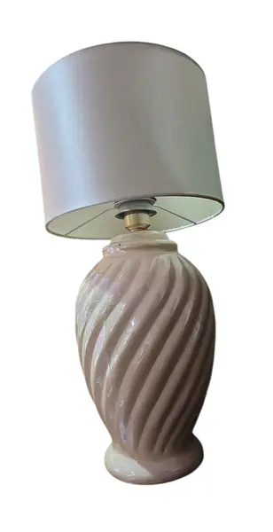 Foto de um(a) Abajur em Porcelana – Elegância Clássica e Brilho Acetinado, da categoria de Abajures. Adicione um toque de nobreza ao seu décor com este abajur em porcelana de alta qualidade. Com acabamento impecável e brilho... Mostrado de uma perspectiva diferente. Vendido no marketplace Trésors.