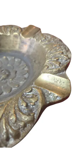 Foto de um(a) Cinzeiro em Bronze – Design Floral, da categoria de Cinzeiros. Elegância e durabilidade se unem neste cinzeiro circular em bronze trabalhado. O fundo exibe uma belíssima flor central em... Mostrado de uma perspectiva diferente. Vendido no marketplace Trésors.