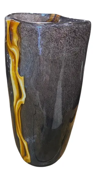 Foto de um(a) Vaso Murano Preto Rajado, da categoria de Vasos. Cada curva deste vaso conta uma história de fogo e sopro. Mostrado de uma perspectiva diferente. Vendido no marketplace Trésors.