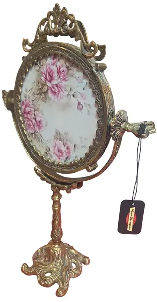 Foto de um(a) Espelho de Bancada em Bronze - Moldura Trabalhada com Fundo em Porcelana Floral, da categoria de Espelhos. Encantador espelho de bancada estilo vintage, uma peça decorativa clássica que une a robustez do bronze à delicadeza da... Mostrado de uma perspectiva diferente. Vendido no marketplace Trésors.