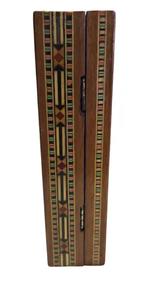 Foto de um(a) Porta-Joias de Madeira em Marchetaria – Arte Popular e Design Geométrico, da categoria de Porta-Jóias. Uma belíssima peça de artesanato técnico, esta caixa apresenta um trabalho de marchetaria minucioso, com bordas geométricas... Mostrado de uma perspectiva diferente. Vendido no marketplace Trésors.