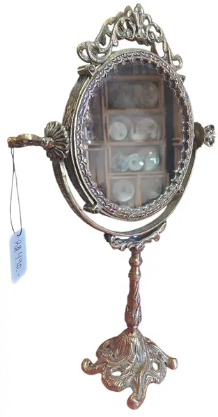 Foto de um(a) Espelho de Bancada em Bronze - Moldura Trabalhada com Fundo em Porcelana Floral, da categoria de Espelhos. Encantador espelho de bancada estilo vintage, uma peça decorativa clássica que une a robustez do bronze à delicadeza da... Mostrado de uma perspectiva diferente. Vendido no marketplace Trésors.