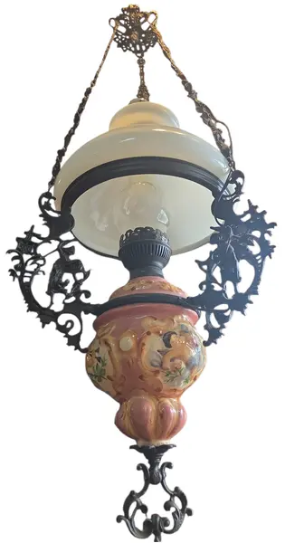 Foto de um(a) Lustre Antigo em Ferro Forjado, Cerâmica Esmaltada e Opalina, da categoria de Lustres. Lustre antigo decorativo, combinando a robustez do ferro com a delicadeza de detalhes em cerâmica esmaltada. Conta com... Mostrado de uma perspectiva diferente. Vendido no marketplace Trésors.