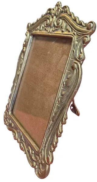 Foto de um(a) Porta Retrato Ornamentado em Bronze - Vertical, da categoria de Porta retratos. Belíssimo porta-retrato vertical confeccionado em bronze de alta qualidade. Esta peça apresenta um trabalho de fundição... Mostrado de uma perspectiva diferente. Vendido no marketplace Trésors.