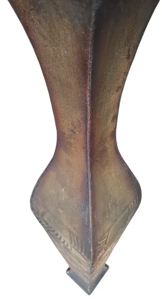 Foto de um(a) Vaso de chão em metal, da categoria de Cachepot. Adicione sofisticação e presença ao seu ambiente com este imponente vaso de chão.Mede: 17x17x93cm de altura. Mostrado de uma perspectiva diferente. Vendido no marketplace Trésors.