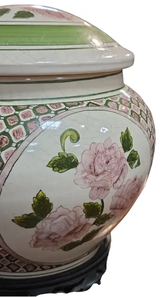 Foto de um(a) Potiche Cerâmica Luiz Salvador – Estilo Faiança com Pintura Floral e Base em Madeira, da categoria de Vasos. Exemplar autêntico da prestigiada Cerâmica Luiz Salvador (Itaipava), este pote decorativo com tampa combina o charme do... Mostrado de uma perspectiva diferente. Vendido no marketplace Trésors.