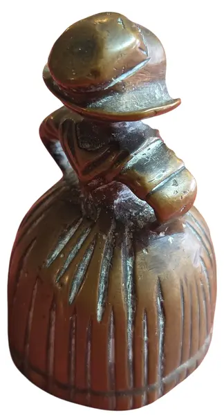 Foto de um(a) Sino de Mesa Antigo em Bronze – Figura Feminina, da categoria de Outros colecionáveis. Excelente estado vintage, apresentando o desgaste natural da pátina que atesta sua antiguidade, sem marcas de restauro ou... Mostrado de uma perspectiva diferente. Vendido no marketplace Trésors.