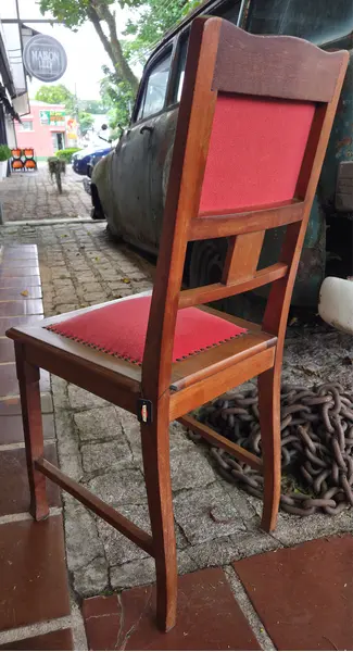 Foto de um(a) Cadeira Centenária, da categoria de Outras cadeiras . Adicione personalidade e história ao seu ambiente com esta belíssima cadeira centenária, uma das madeiras mais nobres e... Mostrado de uma perspectiva diferente. Vendido no marketplace Trésors.