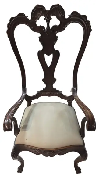 Foto de um(a) Cadeira Trono Luís XV – Espaldar Alto (83 cm) com Entalhes Manuais, da categoria de Poltronas. Exuberante Cadeira Trono Luís XV, peça de alta marcenaria que se destaca pela imponência de suas dimensões e refinamento dos... Mostrado de uma perspectiva diferente. Vendido no marketplace Trésors.