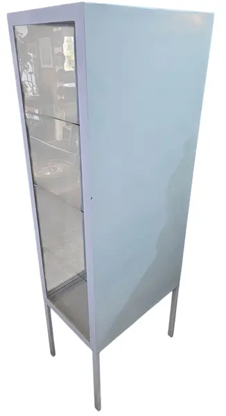 Foto de um(a) Farmacinha Vintage Branca, da categoria de Armários e Guarda Roupas. Autêntica cristaleira hospitalar vintage, popularmente conhecida como "farmacinha". Esta peça combina a robustez do... Mostrado de uma perspectiva diferente. Vendido no marketplace Trésors.