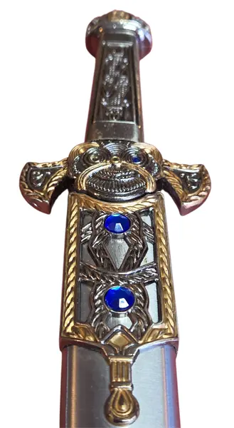 Foto de um(a) Adaga Decorativa de Fantasia com Bainha – Detalhes em Relevo e Cristais Sintéticos Azuis, da categoria de Facas. Adaga decorativa com design inspirado na fantasia épica, apresentando um acabamento refinado em tons de prata e ouro... Mostrado de uma perspectiva diferente. Vendido no marketplace Trésors.