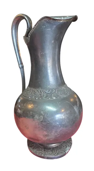 Foto de um(a) Rara Jarra em Estanho Século XIX - Decoração Europeia Antiga, da categoria de Jarros. Relíquia em Estanho do Século XIX Esta imponente jarra em estanho é um exemplar autêntico do século XIX, apresentando o... Mostrado de uma perspectiva diferente. Vendido no marketplace Trésors.