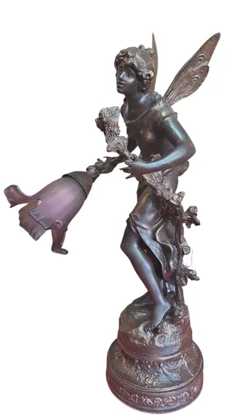 Foto de um(a) Antiga Luminária Escultura Petit Bronze Estilo Art Nouveau - Tulipa em Vidro Acetinado, da categoria de Escultura. Elegância e Arte em uma Peça Única Apresentamos esta magnífica luminária escultura confeccionada em petit bronze, uma peça... Vendido no marketplace Trésors.