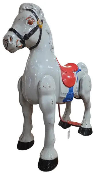 Foto de um(a) Raro Cavalinho Inglês Mobo Bronco – Original Década de 40, da categoria de Triciclos e pedalinhos. Uma Relíquia Autêntica do Brinquedo Britânico do Pós-Guerra. Apresentamos este magnífico cavalinho de balanço de metal da... Vendido no marketplace Trésors.