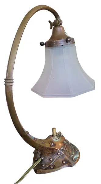 Foto de um(a) Abajur Antigo de Mesa Estilo Art Déco e Industrial em Latão e Bronze – Cúpula Sextavada em Vidro Acetinado, da categoria de Abajures. Magnífico abajur de mesa original de época, Uma peça de colecionador que une robustez industrial e elegância decorativa. Mostrado de uma perspectiva diferente. Vendido no marketplace Trésors.