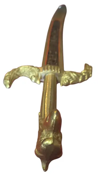 Foto de um(a) Adaga Decorativa Estilo Toledo – Lâmina Gravada e Guarnições em Dourado, da categoria de Facas. Uma peça de requinte visual excepcional, esta adaga decorativa destaca-se pelo trabalho de gravura em sua lâmina e pelo... Mostrado de uma perspectiva diferente. Vendido no marketplace Trésors.