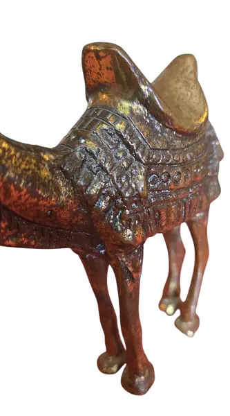 Foto de um(a) O Viajante do Deserto: Escultura de Camelo em Bronze, da categoria de Escultura. Esta imponente escultura em bronze captura a essência da resiliência e da paciência. Representando o camelo em uma postura... Mostrado de uma perspectiva diferente. Vendido no marketplace Trésors.
