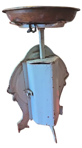 Foto de um(a) Balança Alemã Centenária - Fabrik Marke, da categoria de Colecionáveis. Uma joia da engenharia mecânica alemã do final do século XIX / início do XX. Esta balança centenária ostenta o prestigiado... Mostrado de uma perspectiva diferente. Vendido no marketplace Trésors.