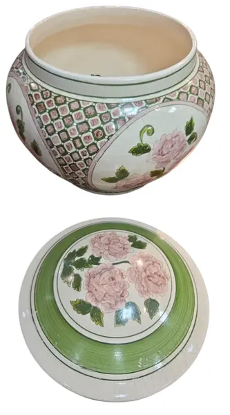 Foto de um(a) Potiche Cerâmica Luiz Salvador – Estilo Faiança com Pintura Floral e Base em Madeira, da categoria de Vasos. Exemplar autêntico da prestigiada Cerâmica Luiz Salvador (Itaipava), este pote decorativo com tampa combina o charme do... Mostrado de uma perspectiva diferente. Vendido no marketplace Trésors.