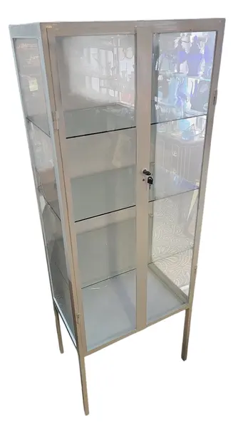 Foto de um(a) Farmacinha Vintage Branca, da categoria de Armários e Guarda Roupas. Autêntica cristaleira hospitalar vintage, popularmente conhecida como "farmacinha". Esta peça combina a robustez do... Mostrado de uma perspectiva diferente. Vendido no marketplace Trésors.