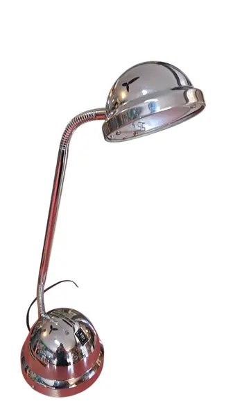 Foto de um(a) Luminária de Mesa Vintage Articulada Cromada, da categoria de Abajures. Esta luminária de mesa apresenta um acabamento cromado de alto brilho, ideal para quem busca um toque Industrial para o... Mostrado de uma perspectiva diferente. Vendido no marketplace Trésors.