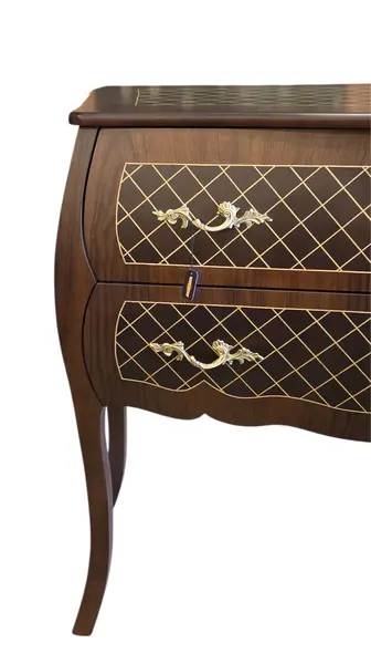 Foto de um(a) Comoda Bombê Xadrez Marchetaria e Bronze, da categoria de Cômodas e Sapateira. Esta magnífica cômoda estilo Bombê destaca-se pelo seu design curvilíneo imponente e pela riqueza de seus detalhes. O grande... Mostrado de uma perspectiva diferente. Vendido no marketplace Trésors.