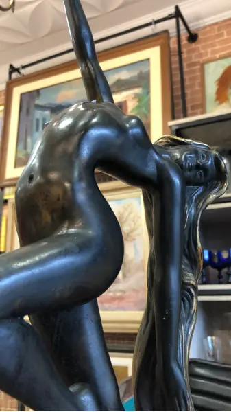 Foto de um(a) Escultura art nouveau em petit bronze, da categoria de Escultura. Linda escultura Art Nouveau, com 58cm de altura. Mostrado de uma perspectiva diferente. Vendido no marketplace Trésors.