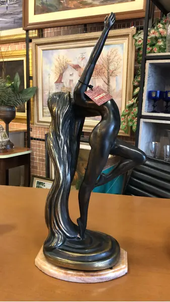 Foto de um(a) Escultura art nouveau em petit bronze, da categoria de Escultura. Linda escultura Art Nouveau, com 58cm de altura. Mostrado de uma perspectiva diferente. Vendido no marketplace Trésors.