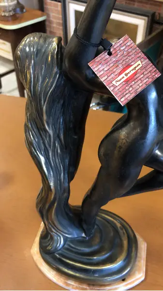 Foto de um(a) Escultura art nouveau em petit bronze, da categoria de Escultura. Linda escultura Art Nouveau, com 58cm de altura. Mostrado de uma perspectiva diferente. Vendido no marketplace Trésors.