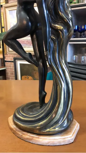 Foto de um(a) Escultura art nouveau em petit bronze, da categoria de Escultura. Linda escultura Art Nouveau, com 58cm de altura. Mostrado de uma perspectiva diferente. Vendido no marketplace Trésors.