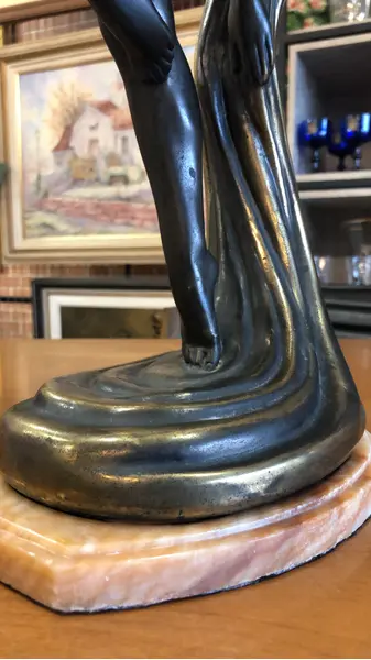 Foto de um(a) Escultura art nouveau em petit bronze, da categoria de Escultura. Linda escultura Art Nouveau, com 58cm de altura. Mostrado de uma perspectiva diferente. Vendido no marketplace Trésors.