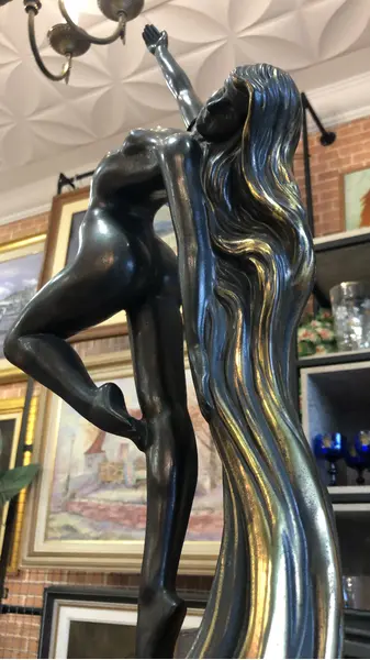 Foto de um(a) Escultura art nouveau em petit bronze, da categoria de Escultura. Linda escultura Art Nouveau, com 58cm de altura. Mostrado de uma perspectiva diferente. Vendido no marketplace Trésors.