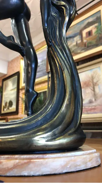 Foto de um(a) Escultura art nouveau em petit bronze, da categoria de Escultura. Linda escultura Art Nouveau, com 58cm de altura. Mostrado de uma perspectiva diferente. Vendido no marketplace Trésors.