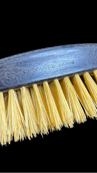 Foto de um(a) Escova Antiga Ébano au Lovre Paris, da categoria de Outros objetos decorativos. Fantástica e antiga escova, em ótimo estado de conservação, item de alta qualidade, artesanal, possivelmente adquirido em... Mostrado de uma perspectiva diferente. Vendido no marketplace Trésors.