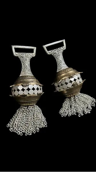 Foto de um(a) Par Puxadores p/ Cortinas em Metal Vintage, da categoria de Anéis e cornijas para cortinas. Belíssimo par de puxadores para cortina, ou pendente decorativo, em metal no estilo balangandã, misto de tons prata e... Mostrado de uma perspectiva diferente. Vendido no marketplace Trésors.