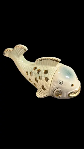 Foto de um(a) Peixe Porcelana Vintage, da categoria de Modelos e estatuetas. Fantástico peixe em porcelana, lindo tom creme com leve degradê em um azul acinzentado, bordas filetadas ouro em excelente... Mostrado de uma perspectiva diferente. Vendido no marketplace Trésors.