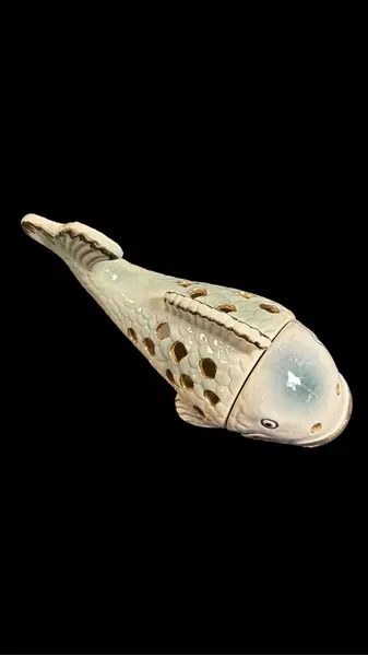 Foto de um(a) Peixe Porcelana Vintage, da categoria de Modelos e estatuetas. Fantástico peixe em porcelana, lindo tom creme com leve degradê em um azul acinzentado, bordas filetadas ouro em excelente... Mostrado de uma perspectiva diferente. Vendido no marketplace Trésors.