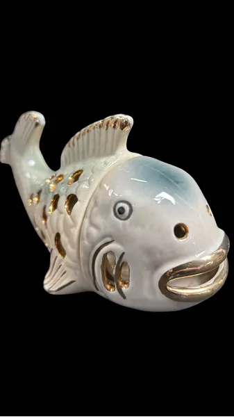 Foto de um(a) Peixe Porcelana Vintage, da categoria de Modelos e estatuetas. Fantástico peixe em porcelana, lindo tom creme com leve degradê em um azul acinzentado, bordas filetadas ouro em excelente... Mostrado de uma perspectiva diferente. Vendido no marketplace Trésors.