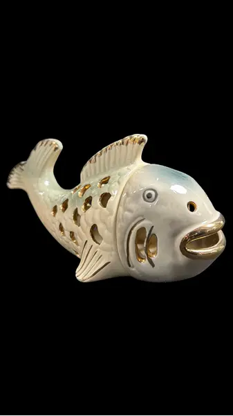 Foto de um(a) Peixe Porcelana Vintage, da categoria de Modelos e estatuetas. Fantástico peixe em porcelana, lindo tom creme com leve degradê em um azul acinzentado, bordas filetadas ouro em excelente... Mostrado de uma perspectiva diferente. Vendido no marketplace Trésors.